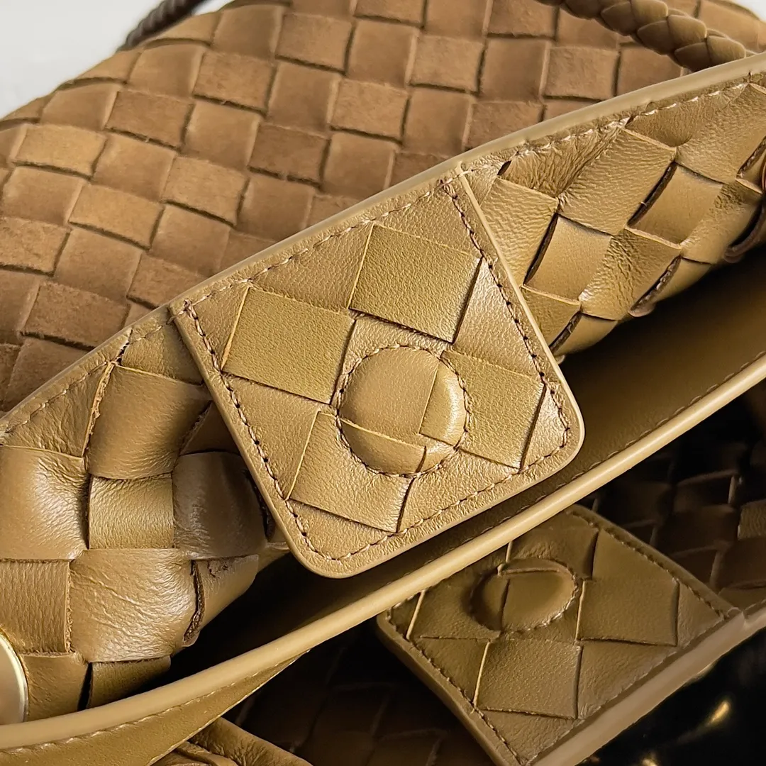 The 2023 new Andiamo batch of 1960 BV has been shipped‼ ️Really popular🔥The new Andiamo woven handbag launched by Bottega Veneta this season is really popular all over the world! ! Celebrities at home and abroad have worn it, and Oscar-winning actress Michelle Yeoh has taken it out on the street. Song Jia, Trai Yara, Yu Feihong, Sanji Ayaka, Rosie Hunting-Whiteley, Yoshioka Riho, etc. have all picked up this bag. It is classic and versatile, showing off its temperament, and the bag capacity is also large, which is very convenient for daily commuting! ! A variety of carrying methods, the shoulder straps can be adjusted by yourself, the original lambskin feels soft and delicate, and the neutral style is made to break gender boundaries and bring a more practical and longer-lasting use experience. Andiamo, which has both elegant and casual styles, perfectly interprets the true appearance of "fashionable old money style". Style number: 743568 (suede) Size: 25*22*10.5cm